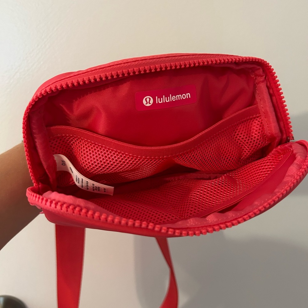 Lululemon Everywhere Belt Bag - Lip Gloss - Picture 3 of 3